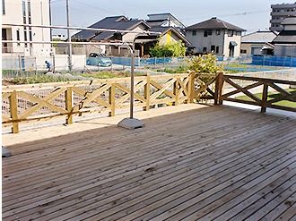 周辺には住宅が多く、広いウッドデッキからは周りの様子を見ることができる。