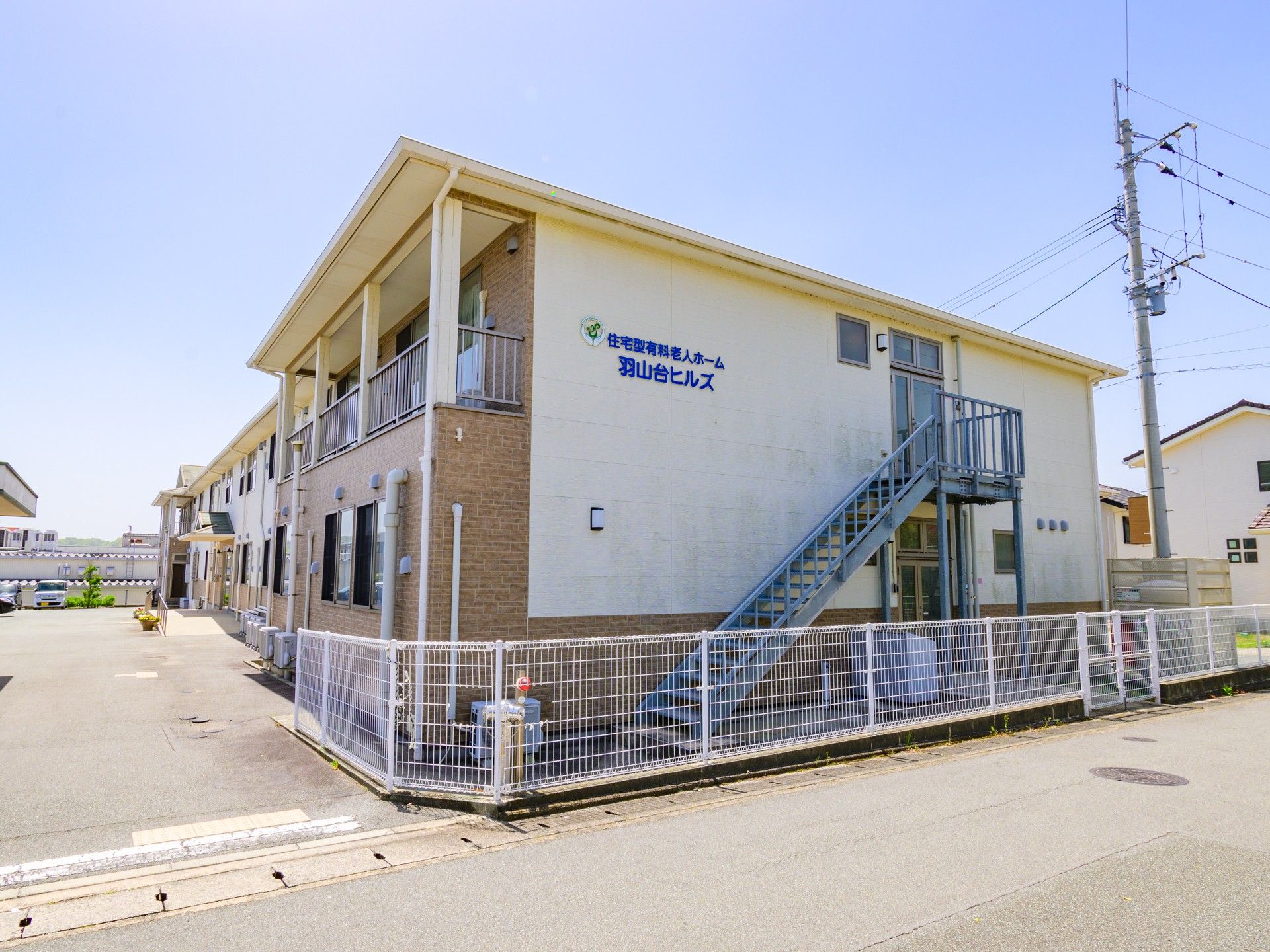 庭で交流する男性と女性