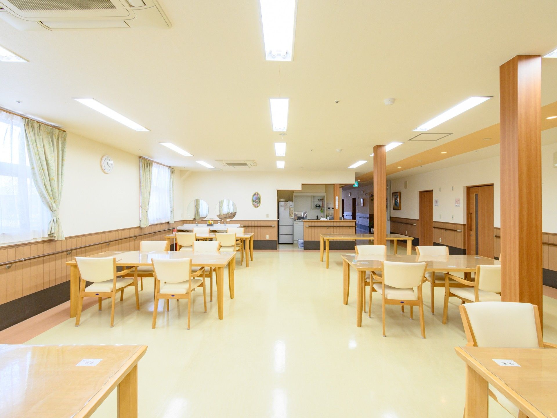 仲良く食事をしている高齢の男性と女性