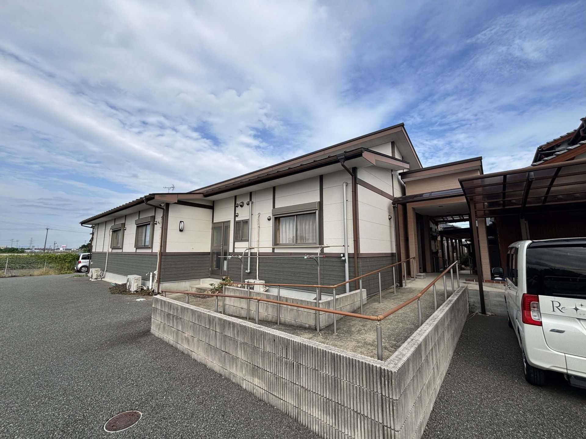 スロープ付きの建物外観