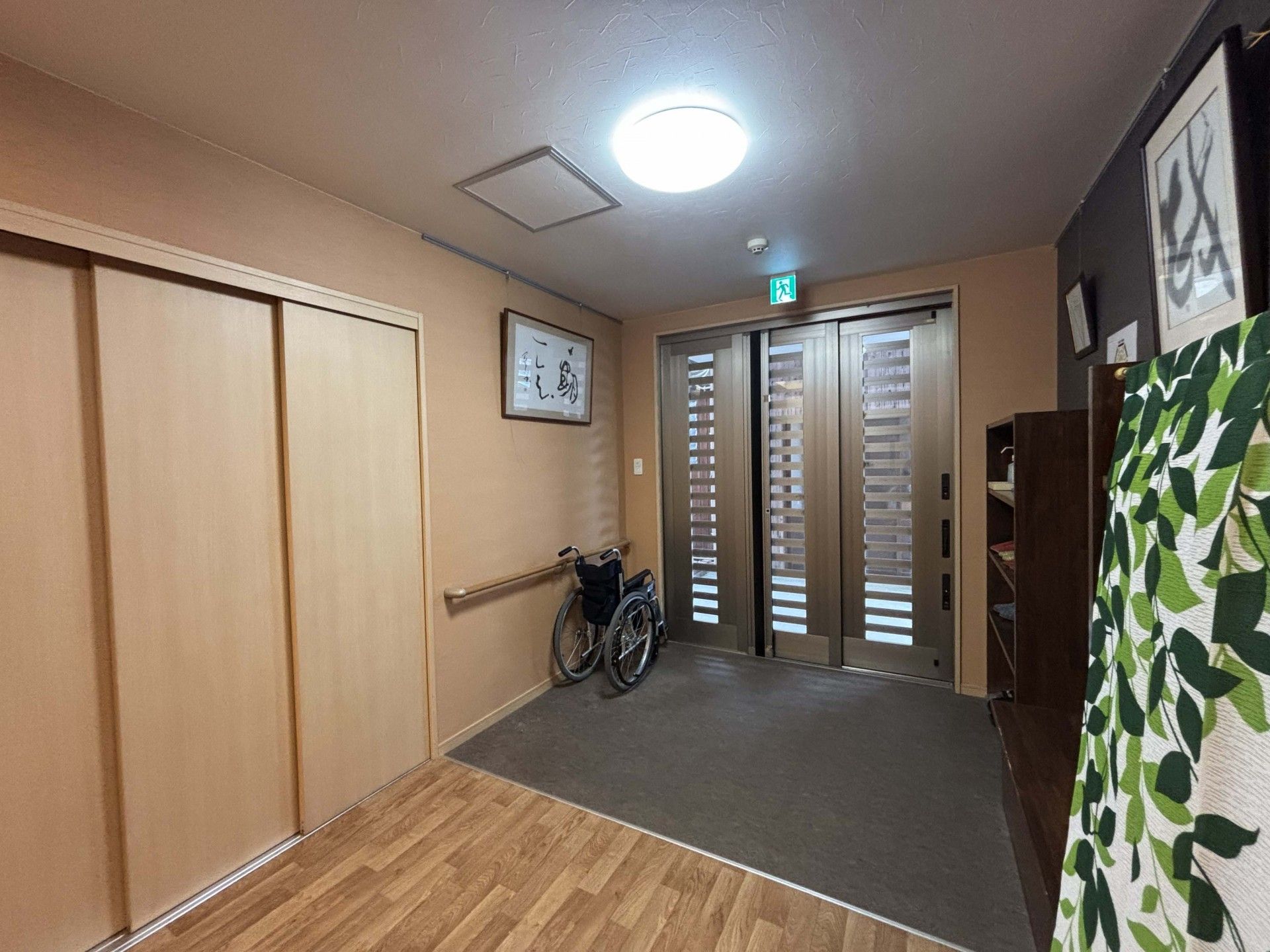 車椅子と出入口の廊下