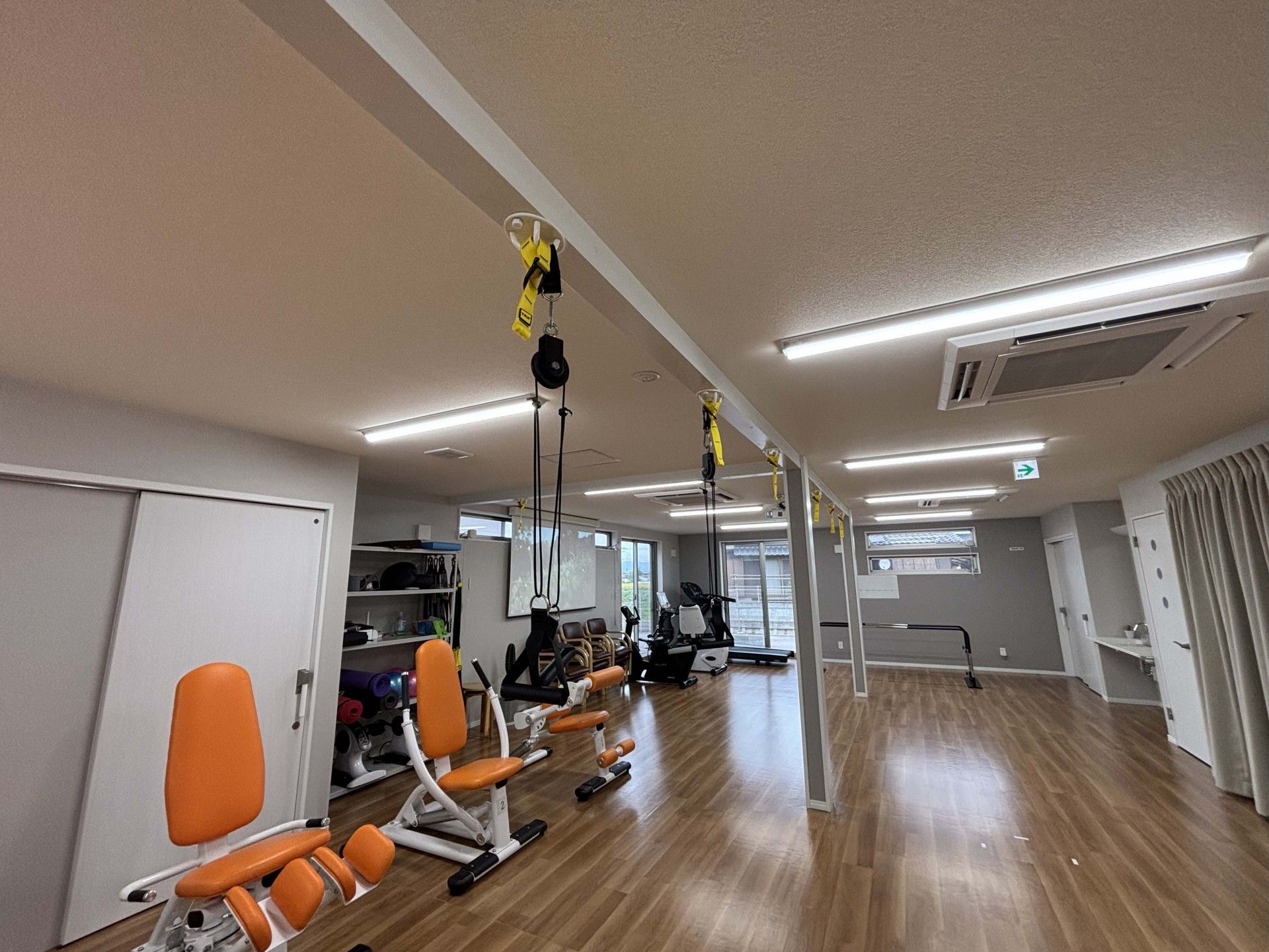 運動器具が並ぶ部屋