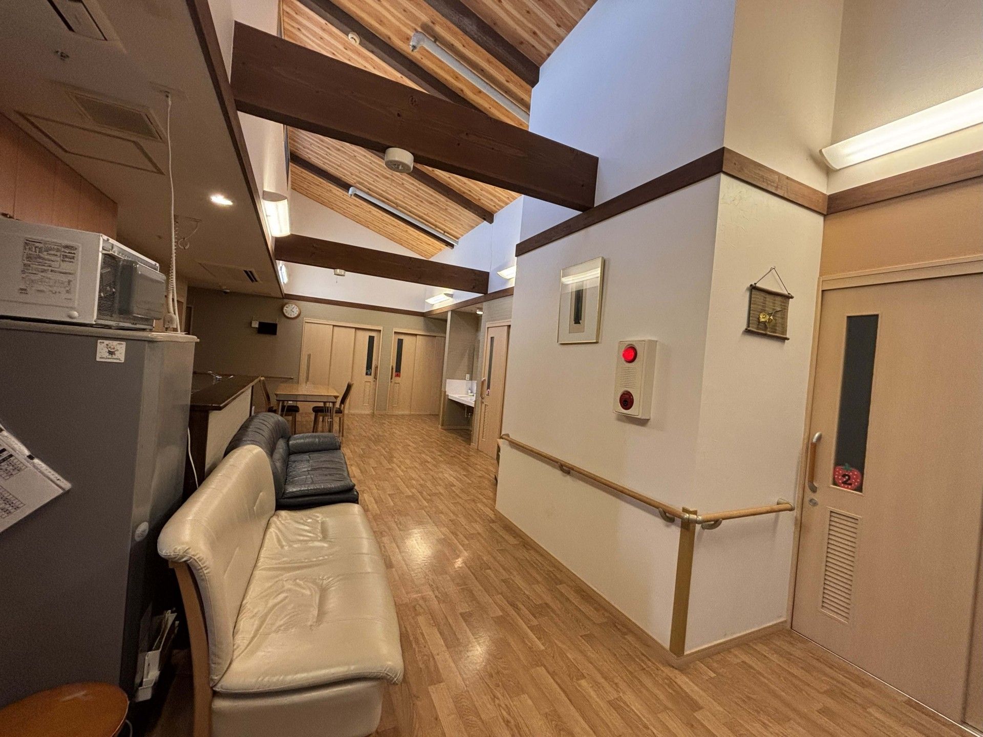 木の温もりを感じる廊下