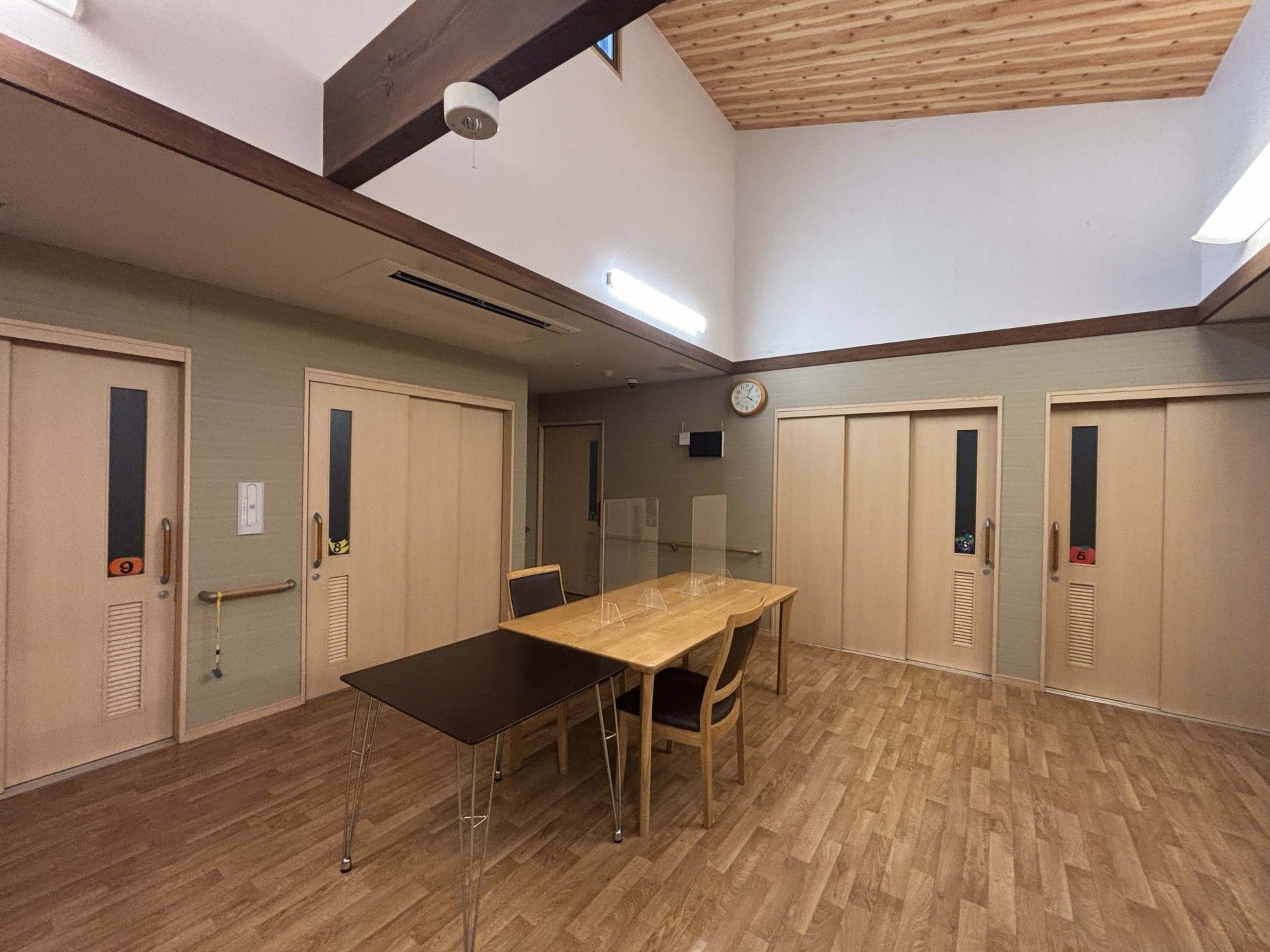 木目調の落ち着いた空間