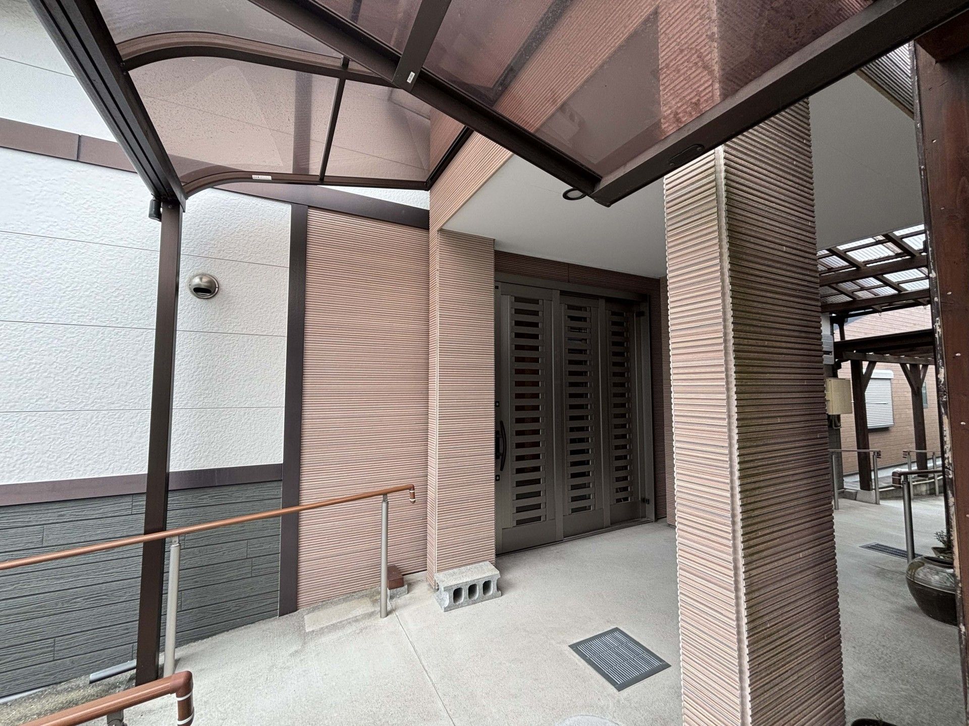 手すり付きの玄関