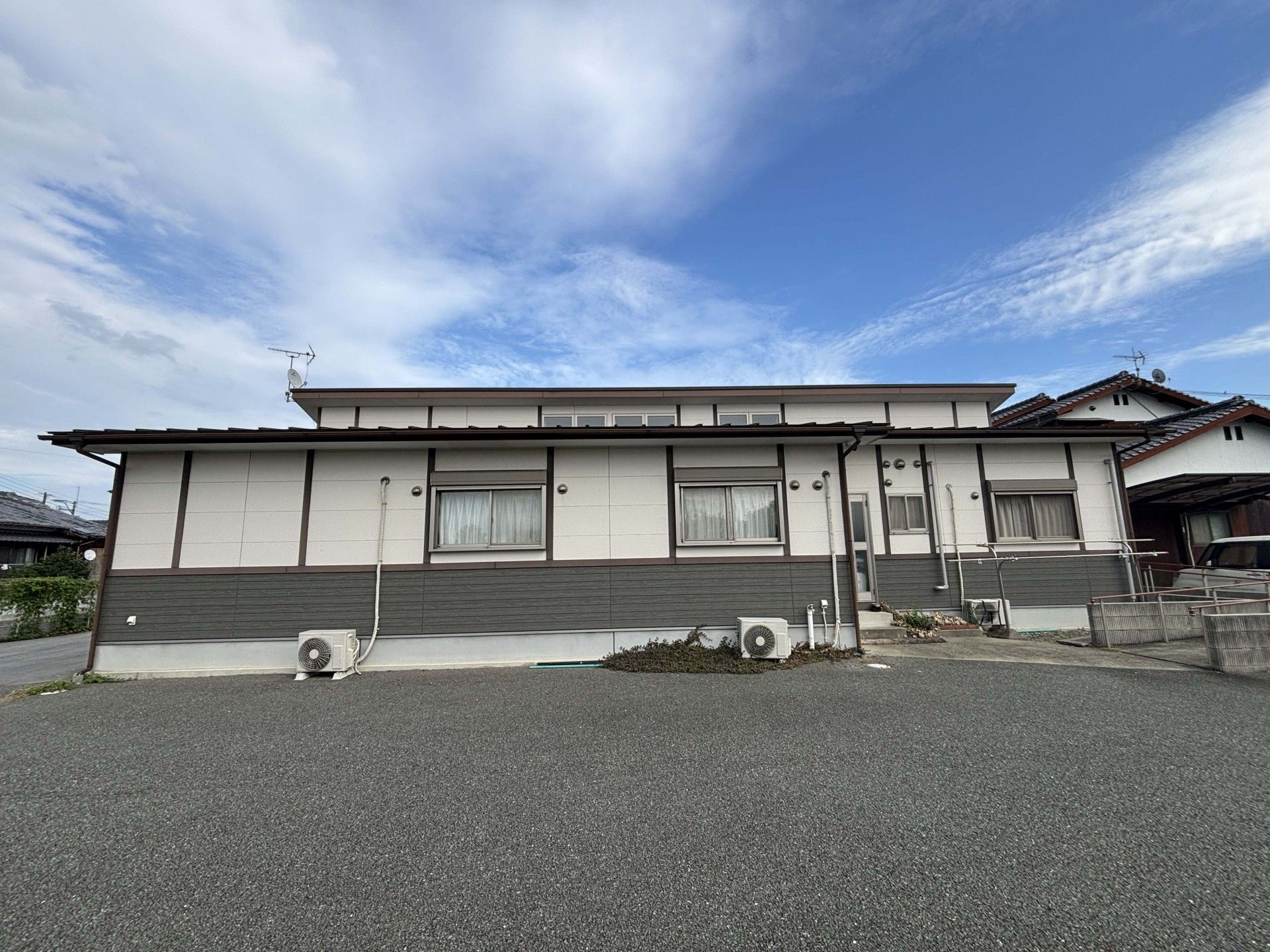 広い駐車場の建物外観