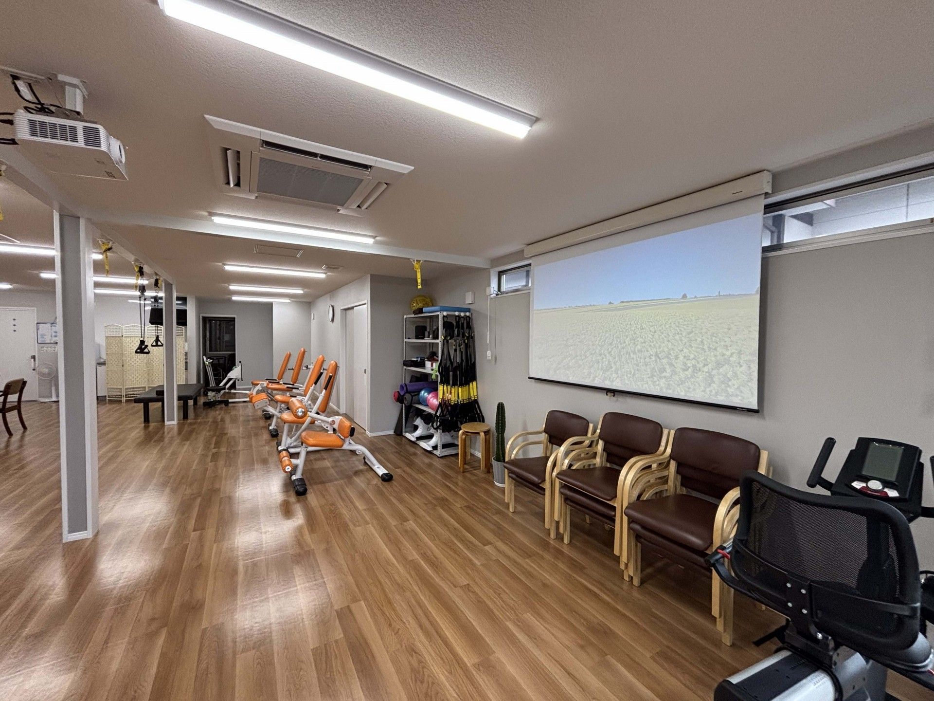 運動器具が並ぶ部屋