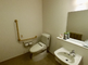 バリアフリーのトイレと洗面所