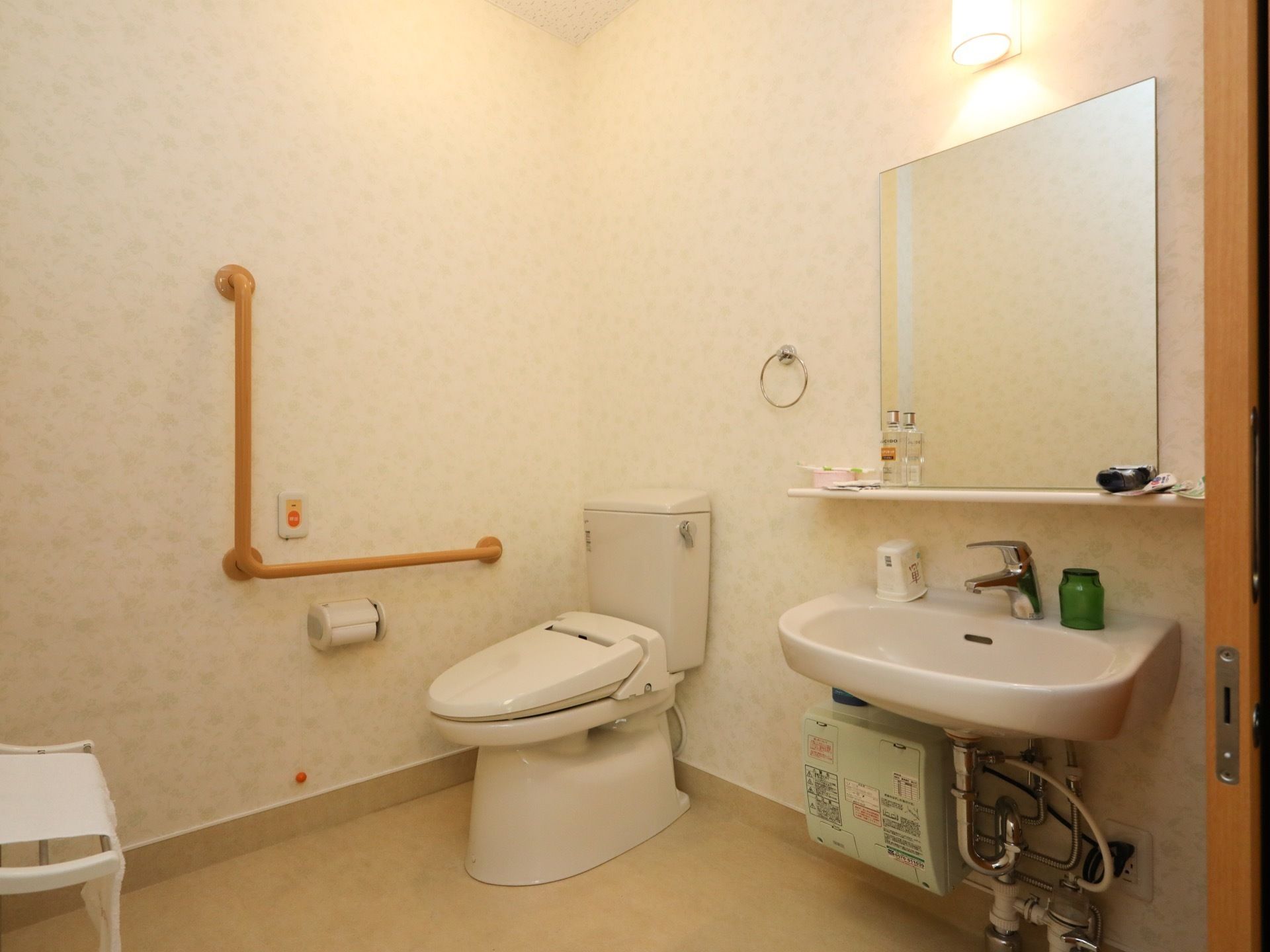 居室のトイレ個室内には洗面台も設置されている。洗面台には、小物を置いていただける棚や鏡が取り付けられている。