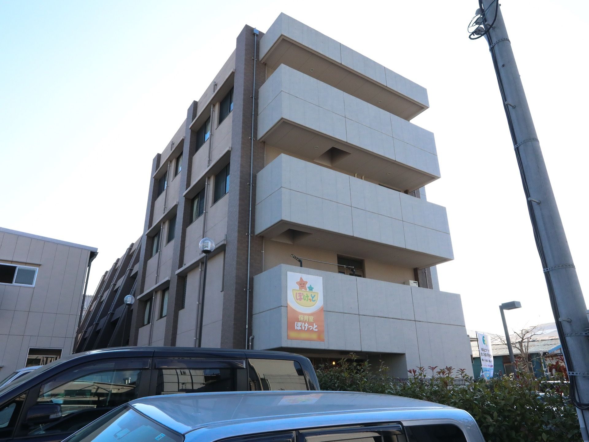 施設は、鉄筋コンクリート造りの４階建てとしっかりとした建物で、安心してお暮しいただける。外観は一般の集合住宅と変わらない。