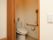 清掃の行き届いた清潔感のある洋式トイレである。扉がスライド式になっていて、車椅子のままでも出入りしやすい。
