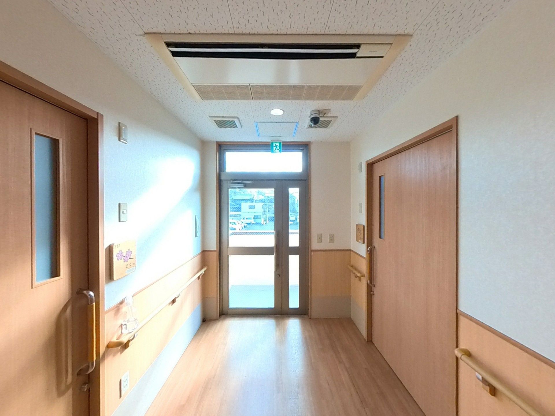 明るい廊下の出入口