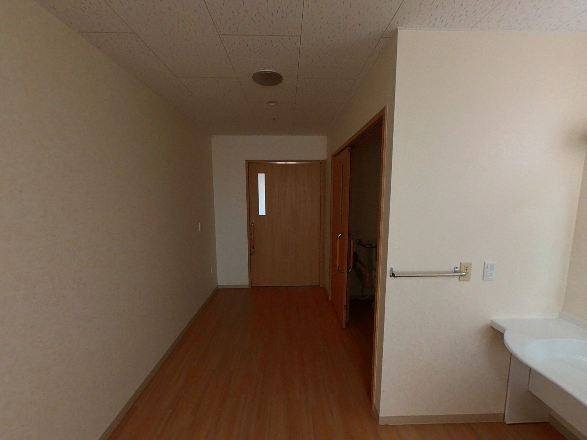 シンプルな廊下と洗面台