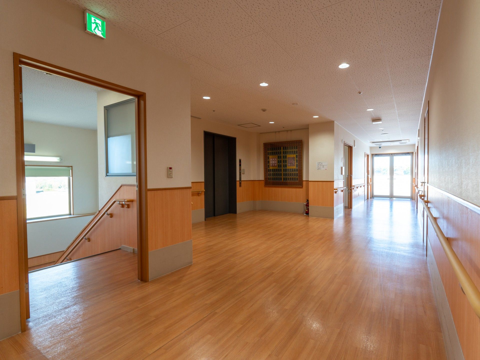 明るい廊下と階段