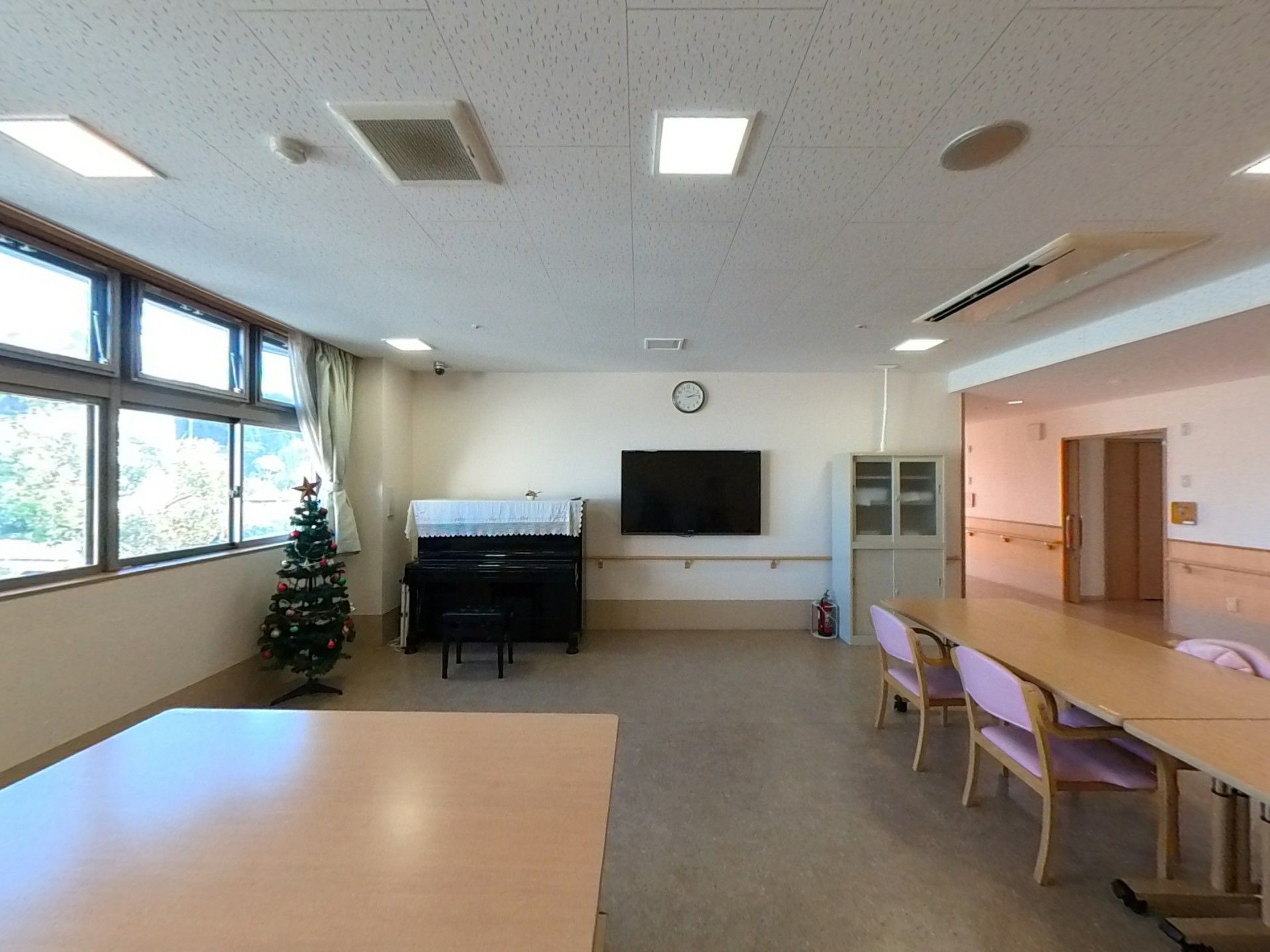 ピアノとテレビのある部屋