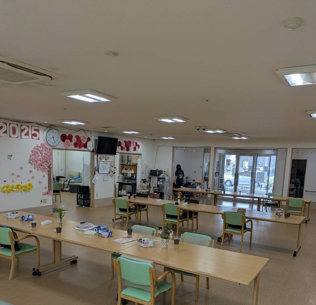 仲良く食事をしている高齢の男性と女性