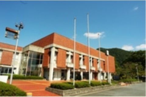 アムール新宮の周辺環境。毎日を沢山の方々と仲良くお過ごしいただける公民館がこちらにございます。