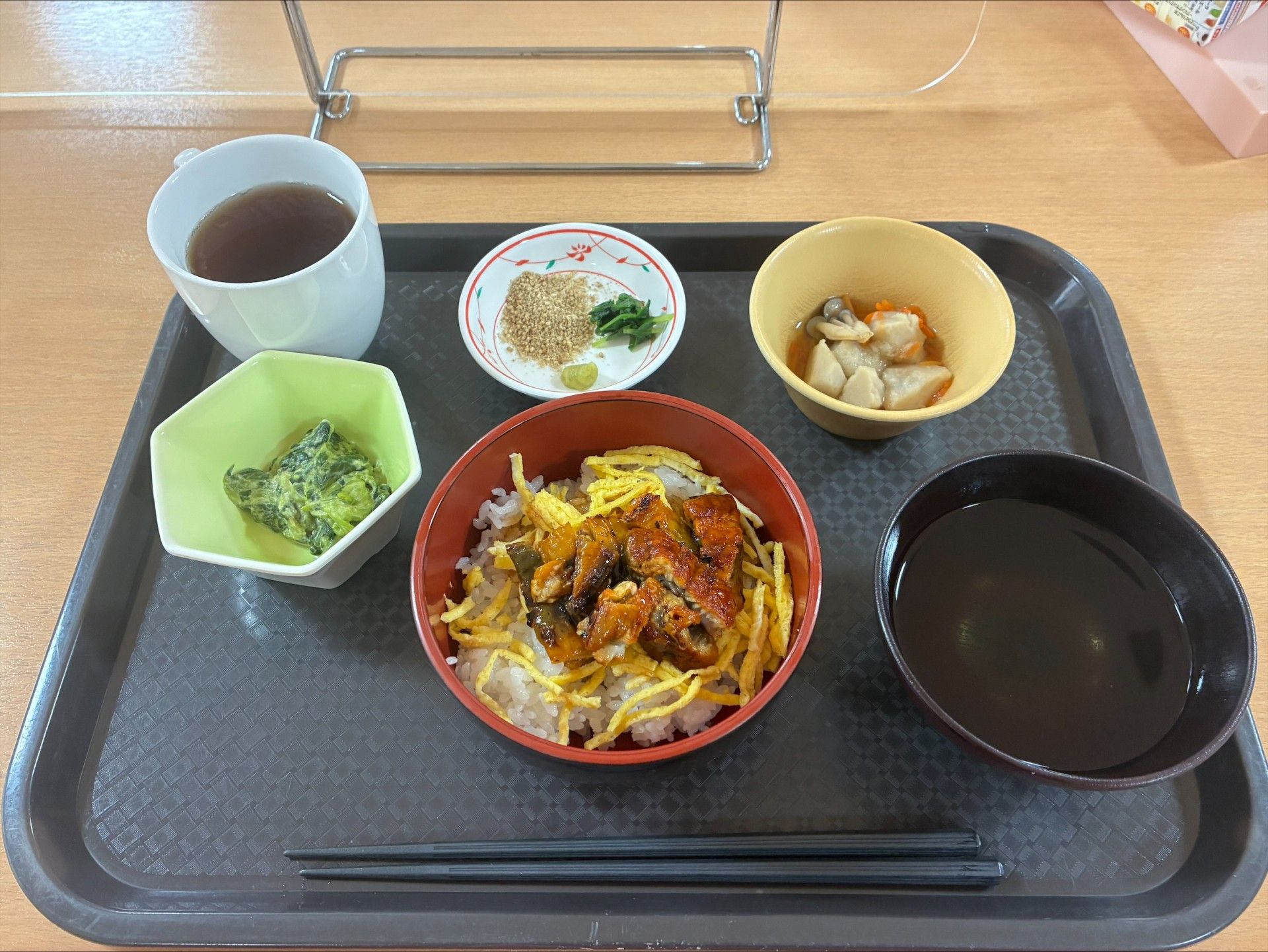 彩り豊かな食事のトレー