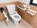 温水洗浄便座が付いているトイレがある。壁には小窓があり、縦横方面に手すりが設置され、可動式のひじ掛けがある。