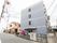 ブルーの重厚感のある建物。