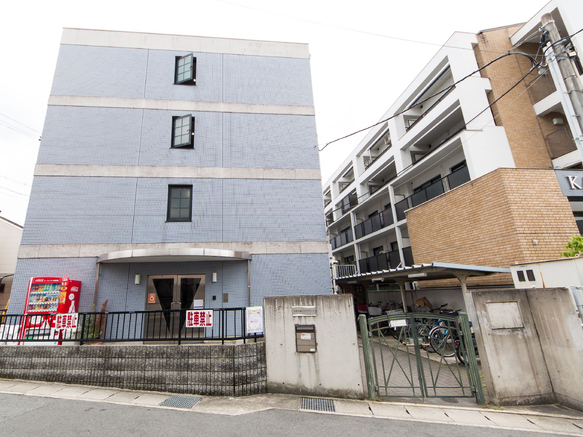 ４階建ての建物はすっきりとした印象で、周りの景観にもよくなじんでいる。ブルーの外壁。