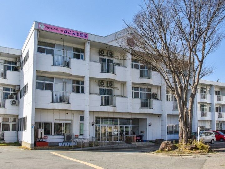 3階建ての建物は各フロアにベランダが付き、日当たりのいい場所に建っている。