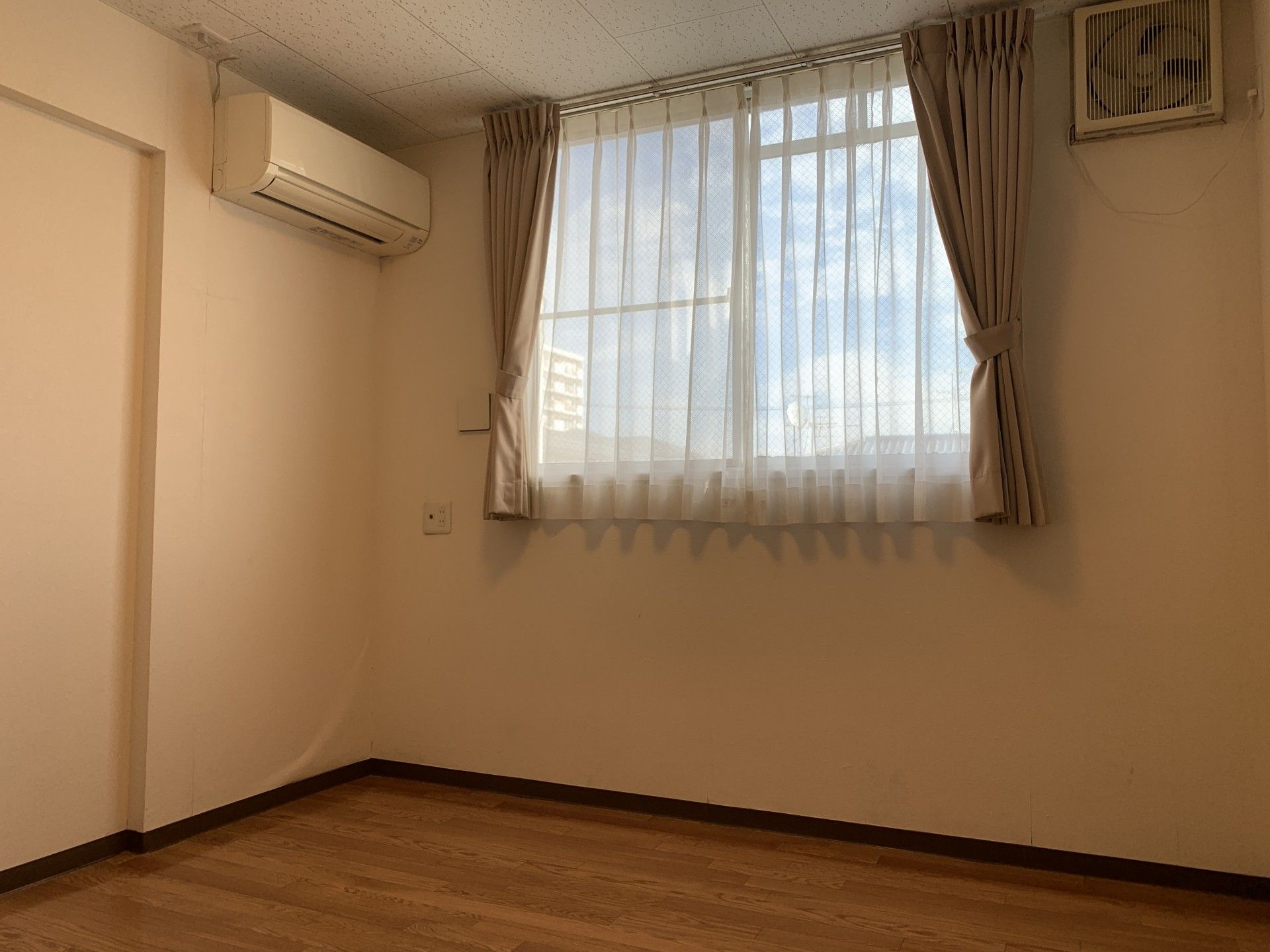 日差しが差し込む部屋