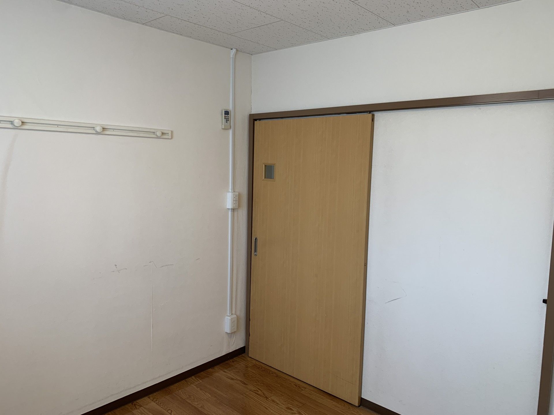 シンプルな木製の引き戸