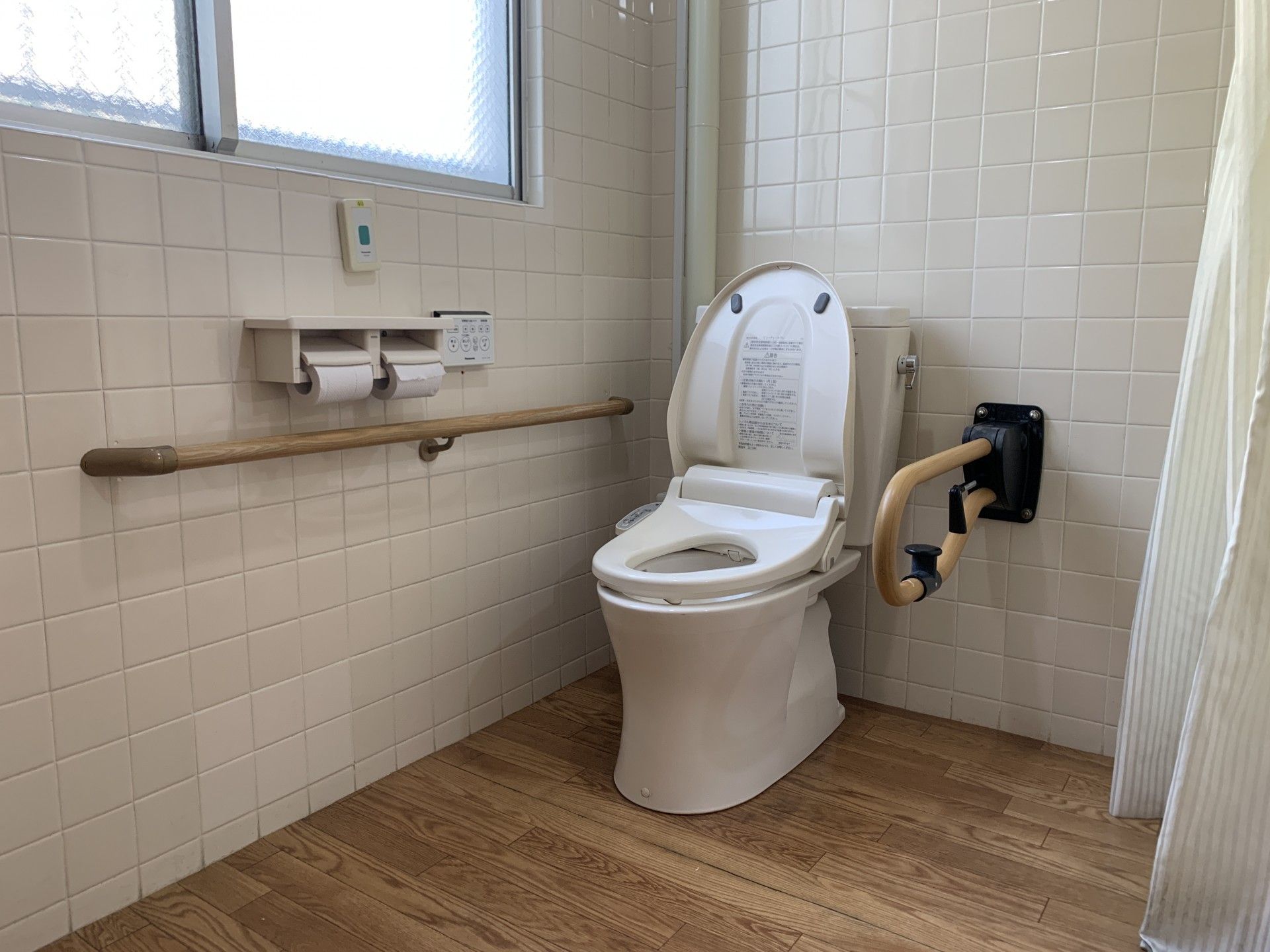 手すり付きのトイレ