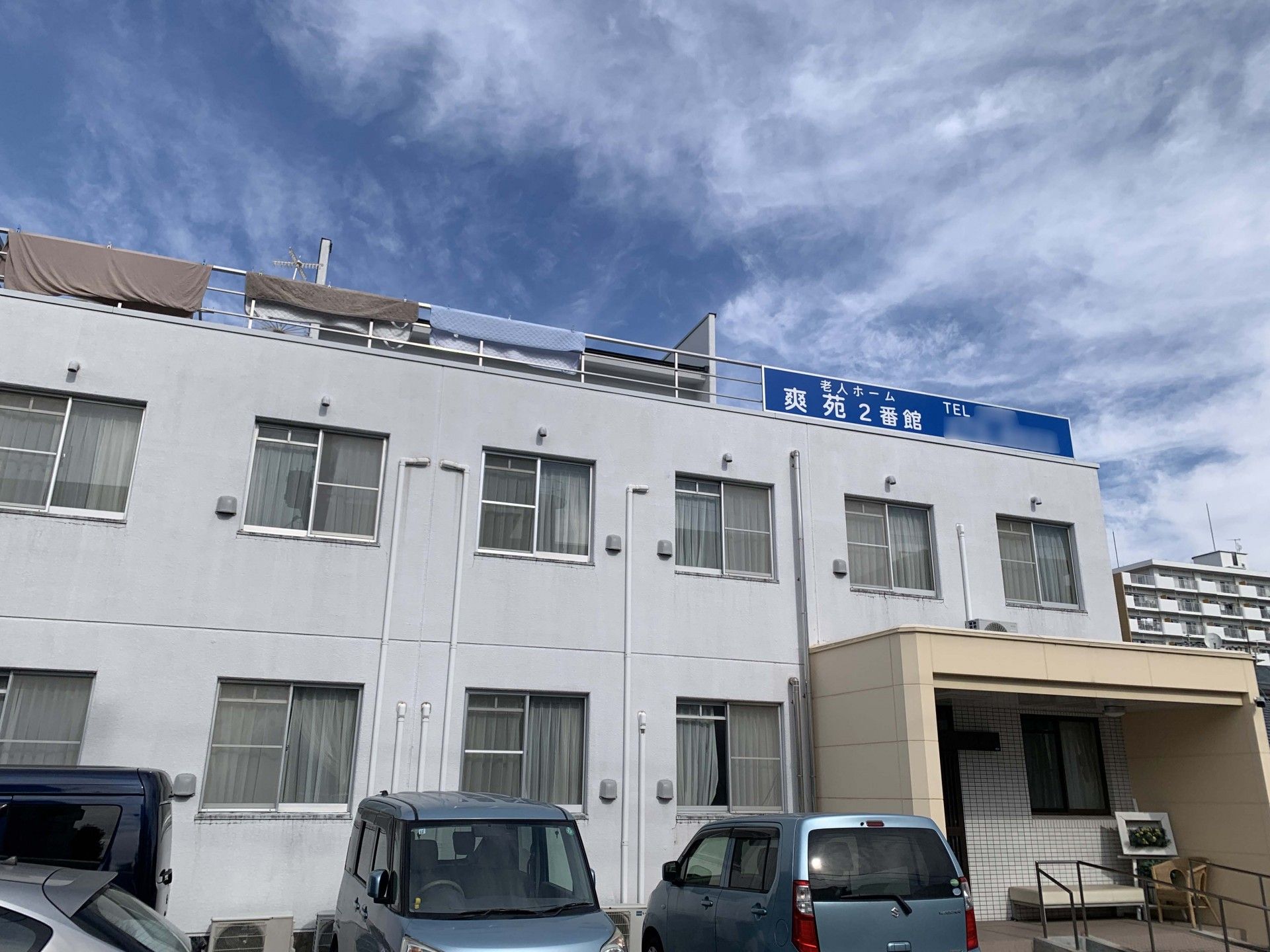 青空の下の建物外観