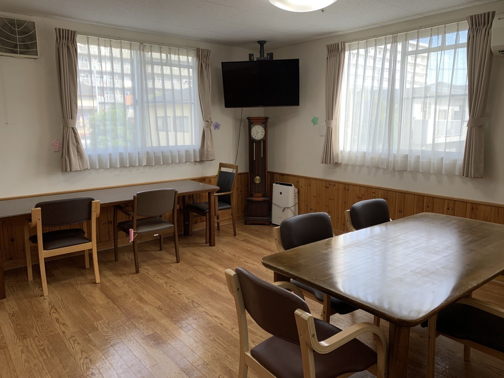 明るい部屋のテーブル