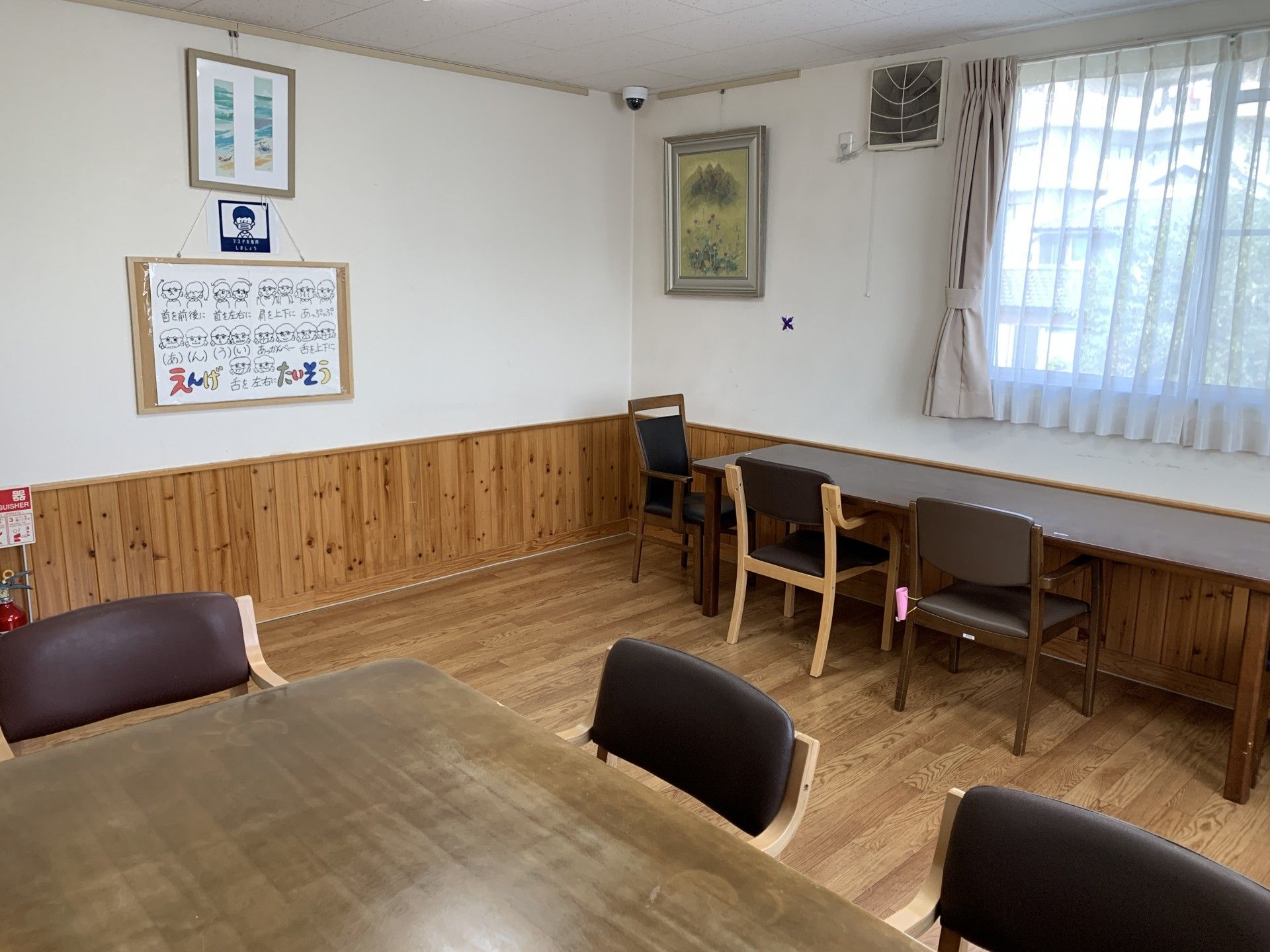 明るい窓辺のテーブル