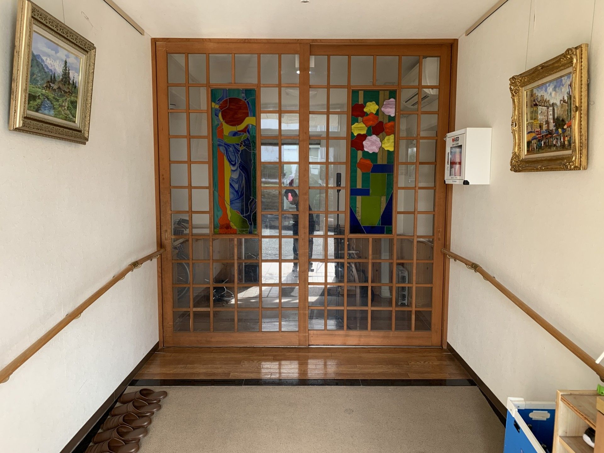 色鮮やかな扉の廊下