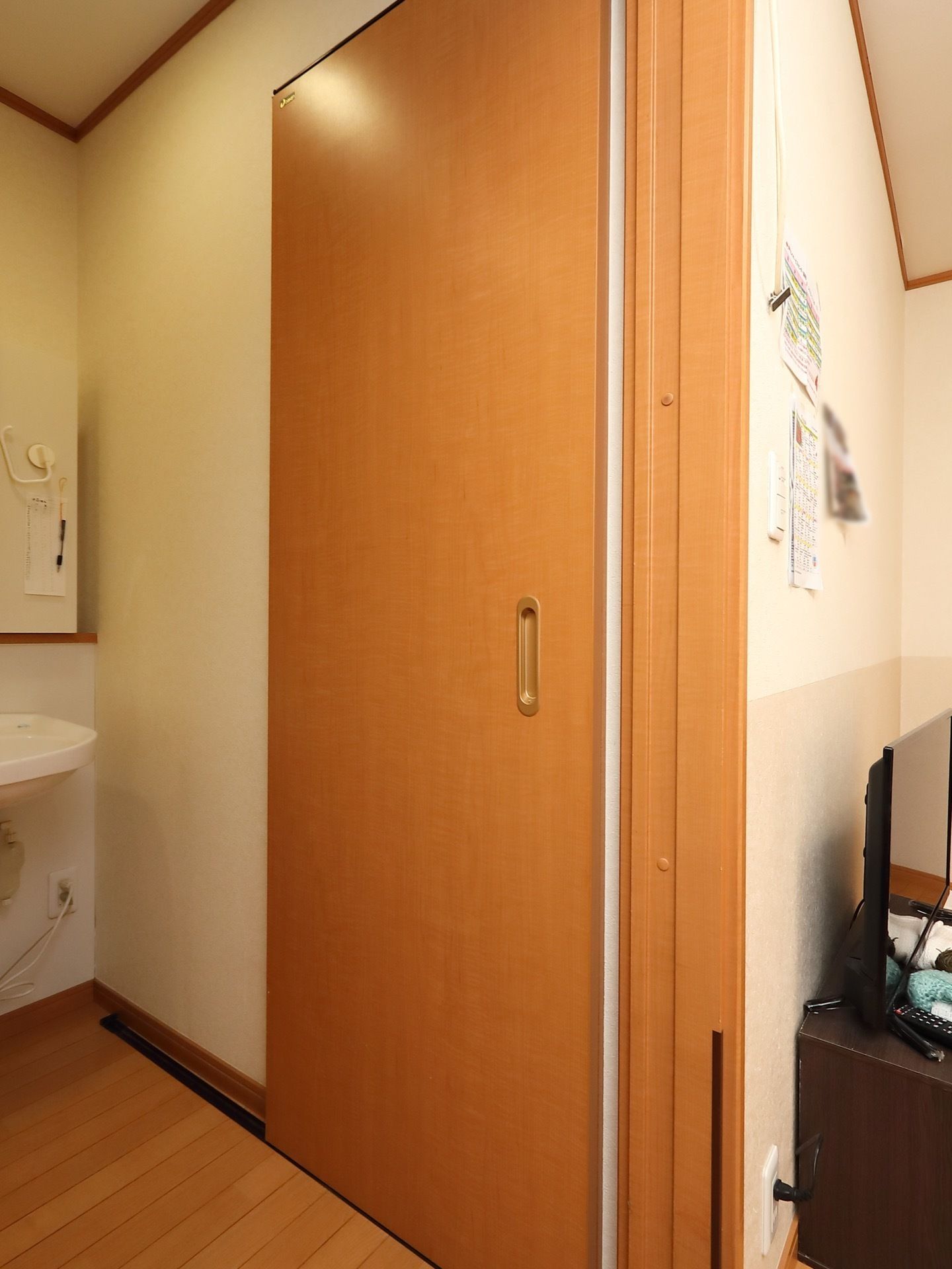 扉は開け閉めがしやすいスライド式になっている。木目が多く使われており、安全に開閉をすることができる。