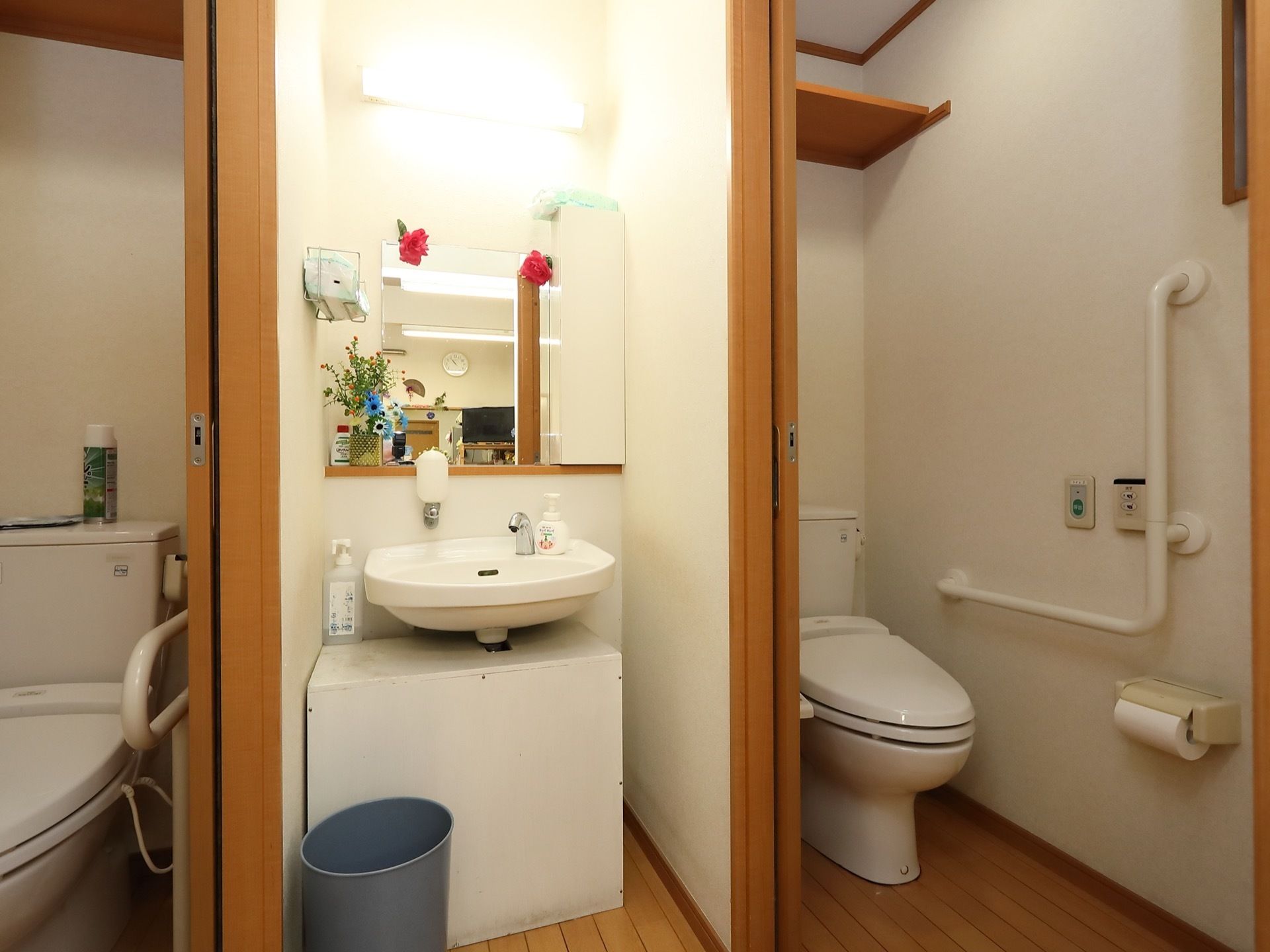トイレの間に洗面台が設置されている。ハンドソープやペーパータオルが完備されており、手を清潔に保つことができる。