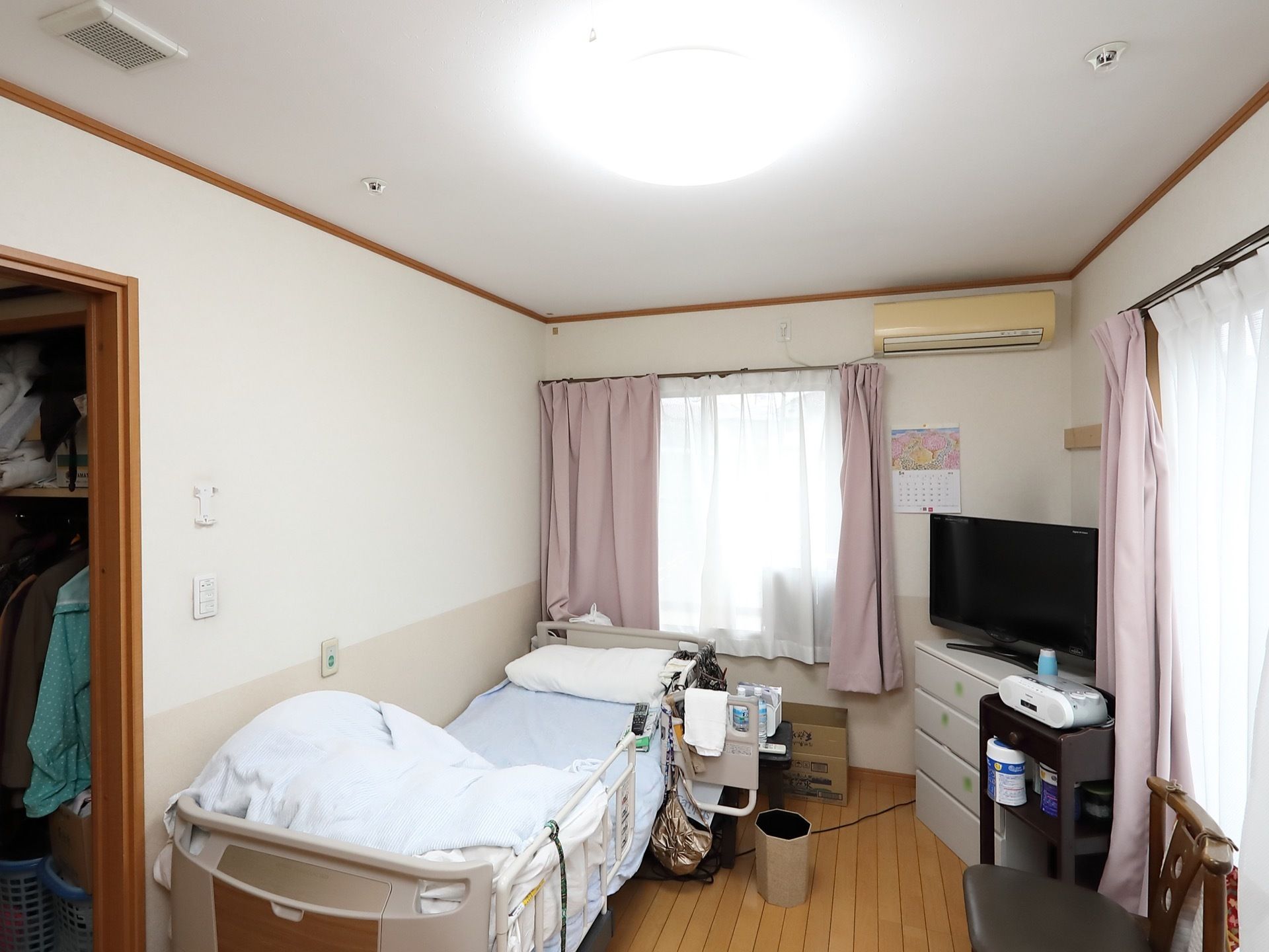 窓が２面にある明るい居室になっている。エアコンが設置されており、１年を通して快適に過ごすことができる。