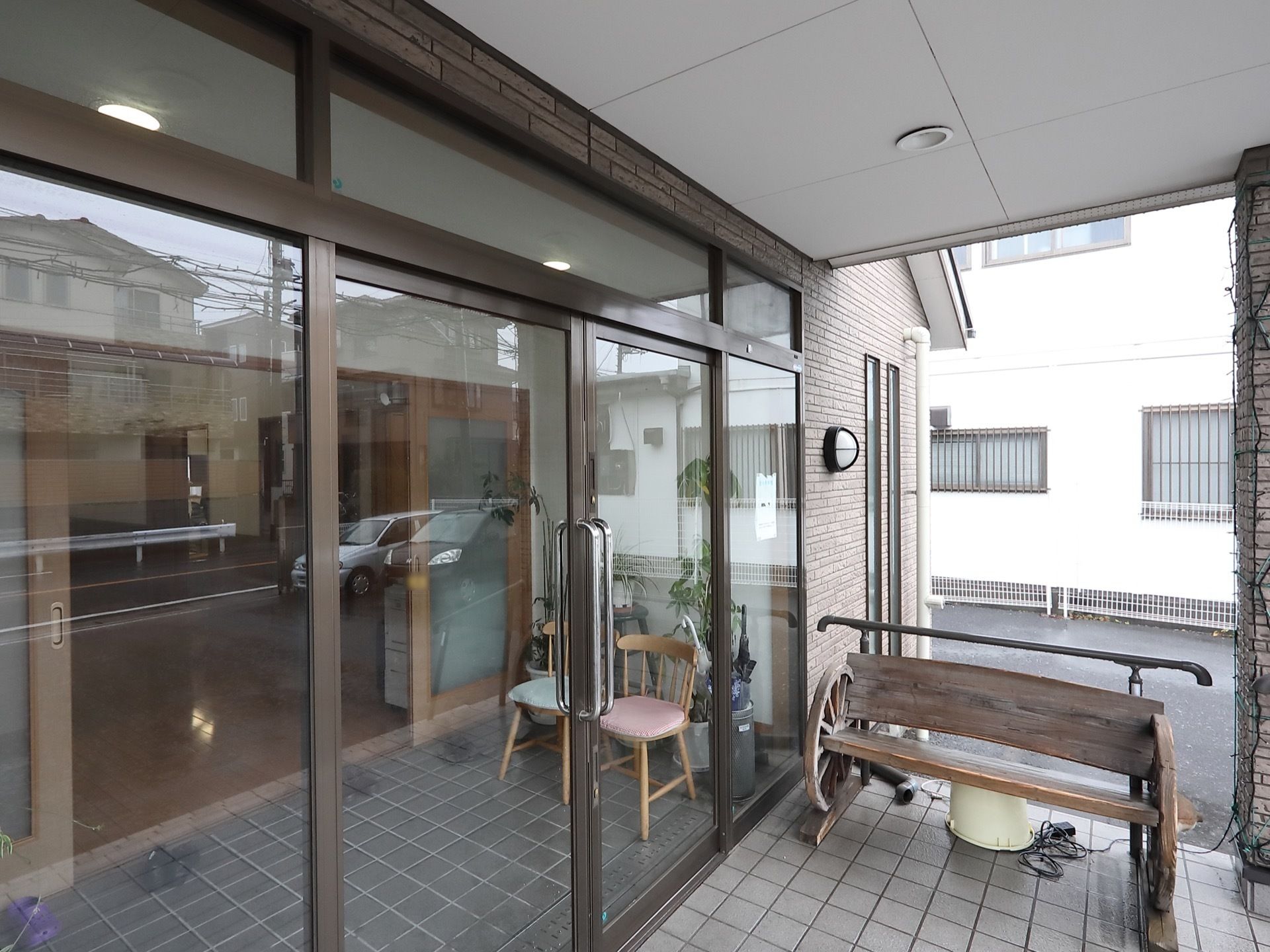 玄関前の広いスペースには屋根が設置されている。雨の日も濡れることなく、施設内に出入りすることができる。