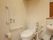 トイレの壁には呼び出しボタンと手すりが設置されている。手すりはL字型になっており、体を支えながら利用することができる。