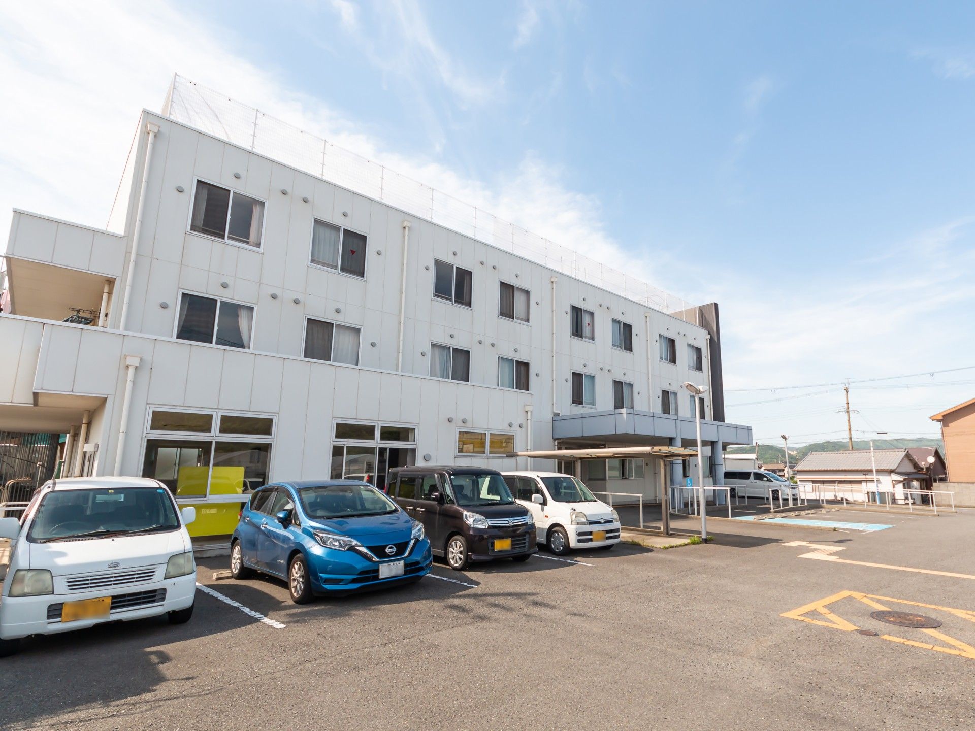 広々とした駐車場の建物