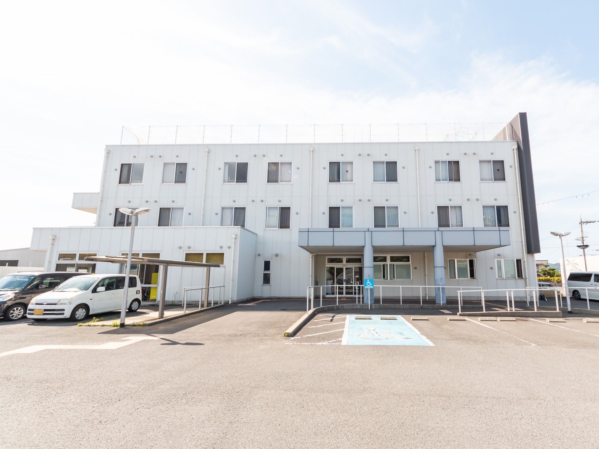 明るい外観の建物正面