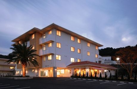 夕暮れ時の建物外観