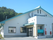 緑に囲まれた建物外観