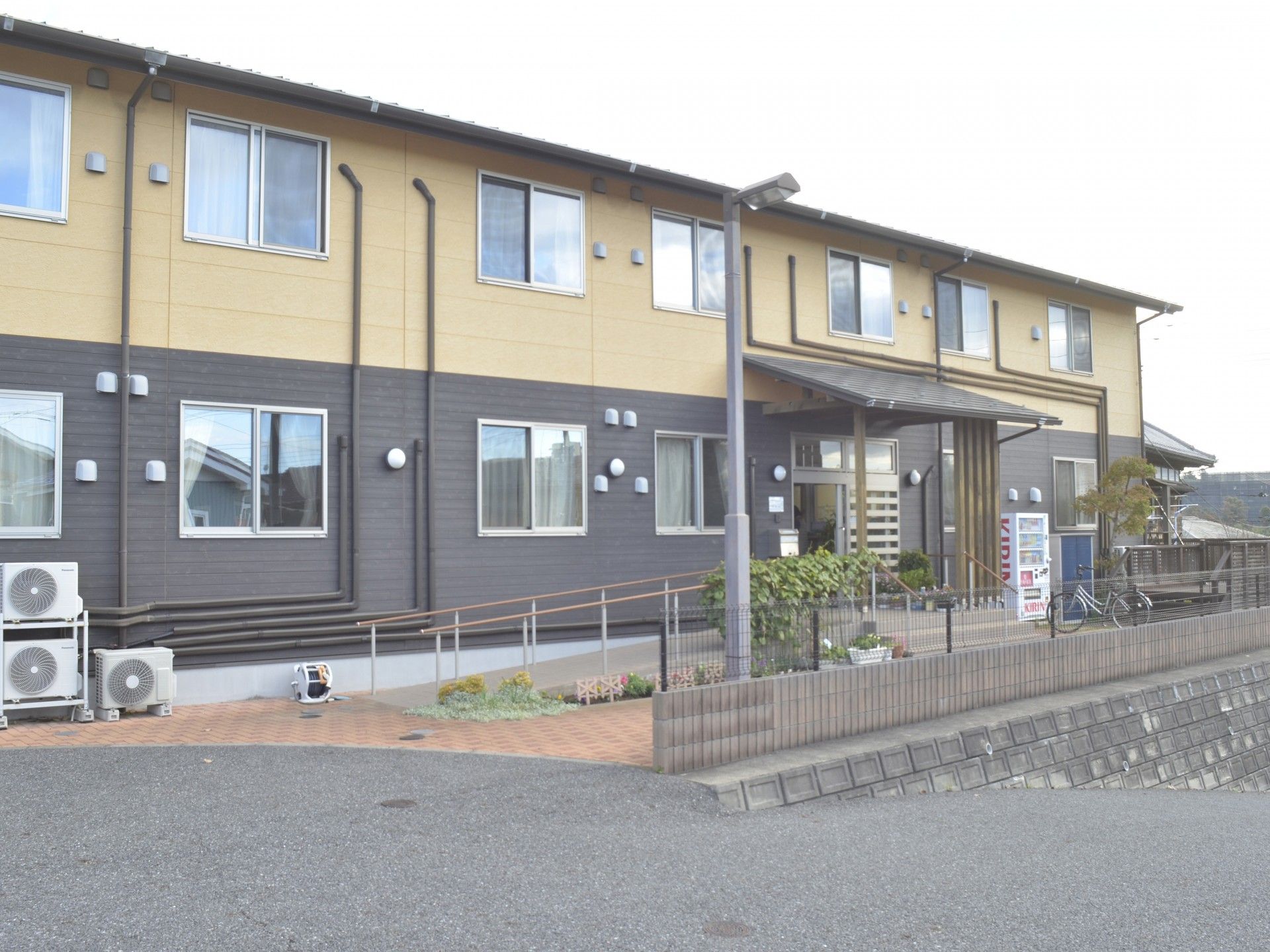 黄色と茶色の建物正面