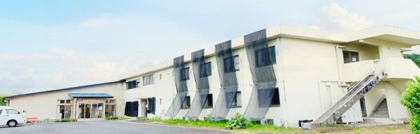 広々とした施設の外観
