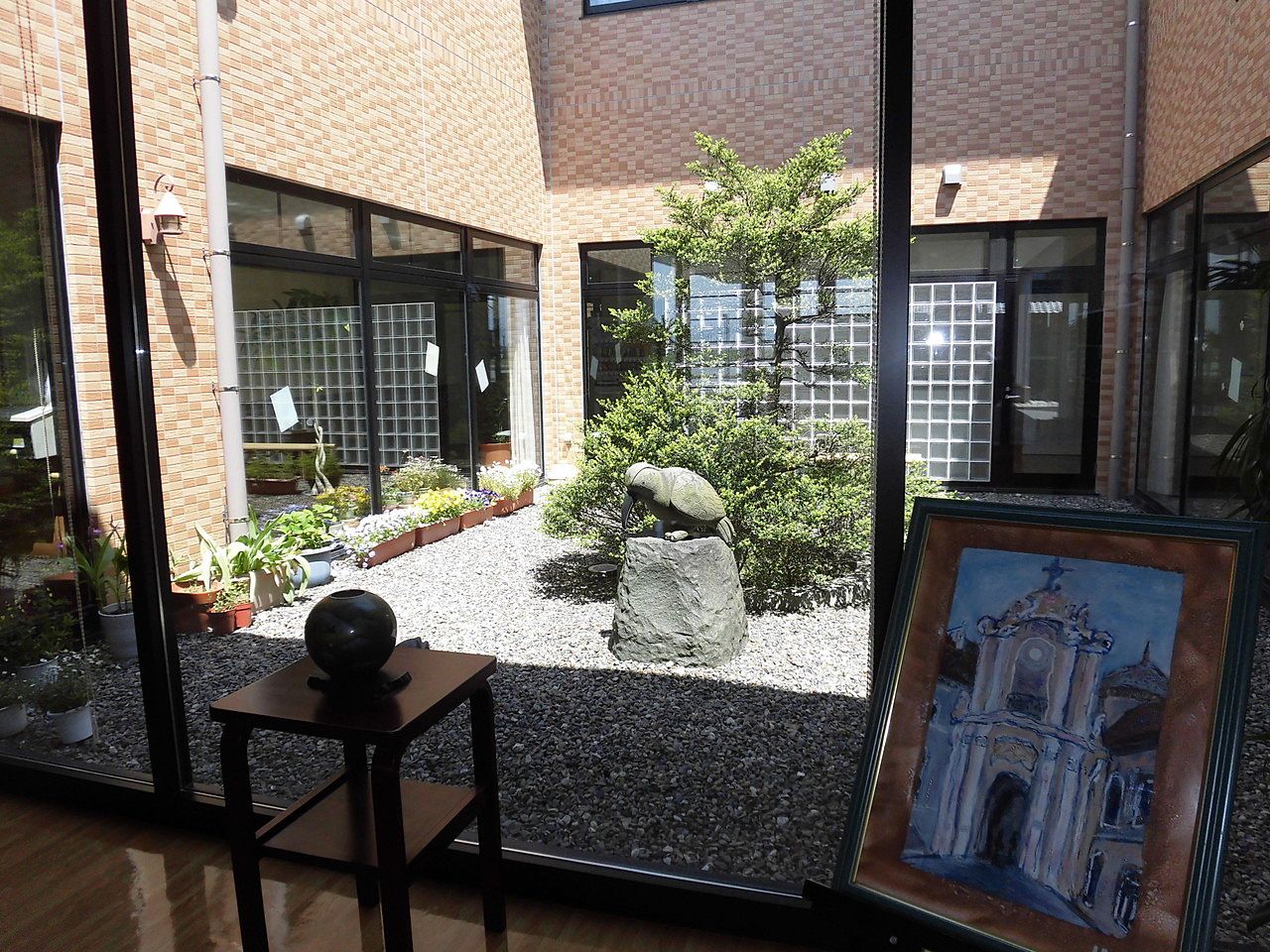 緑豊かな中庭の風景