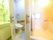居室にトイレと浴室が設置されている。トイレの壁には手すりがあり、立ち上がる際につかまることができる。