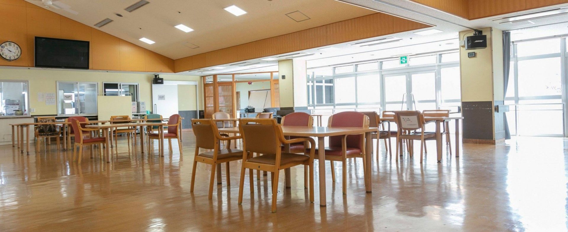 広々とした共有ダイニング
