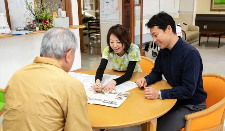 笑顔で対話する人々の居間