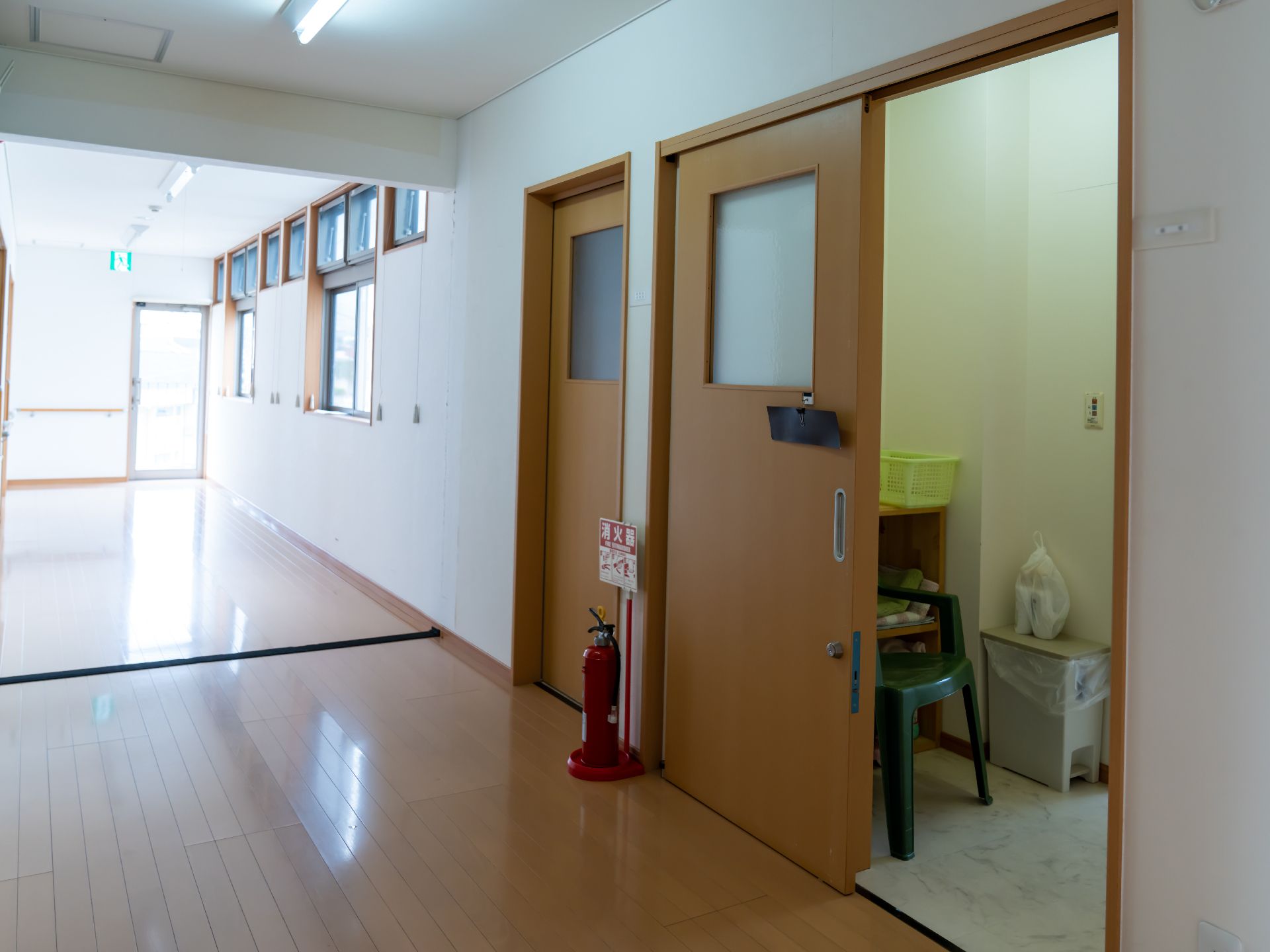 消火器の設置された廊下
