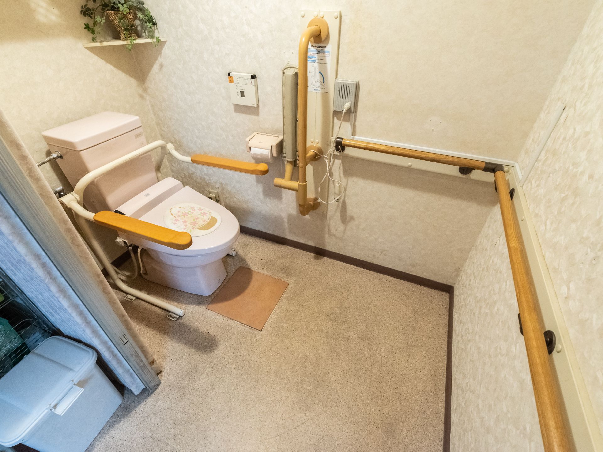 手すりが設置されているトイレ